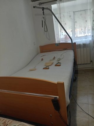 Cama articulada con accesorio y colchón