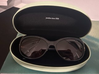Gafas de sol Tous azules con detalles dorados