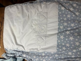 Cuna bebé con ruedas y diseño osito