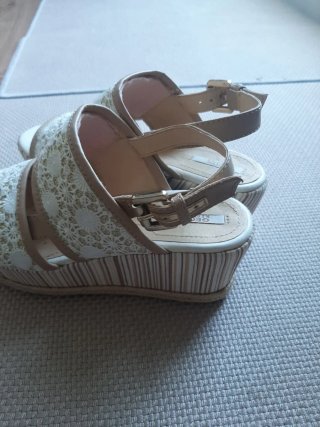 Sandalias Geox Beige y Blancas