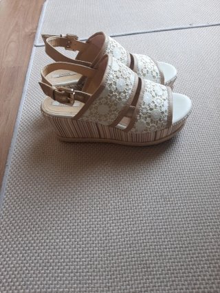 Sandalias Geox Beige y Blancas