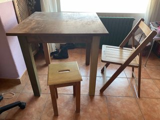 Armario, cajones, mesa, silla, y taburete rústicos