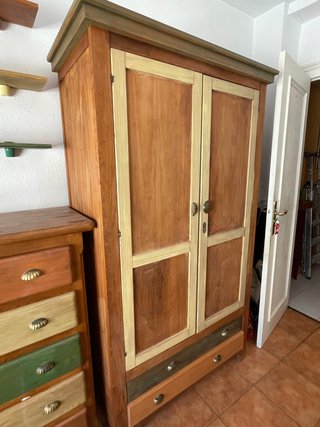 Armario, cajones, mesa, silla, y taburete rústicos
