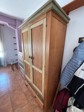 Armario, cajones, mesa, silla, y taburete rústicos
