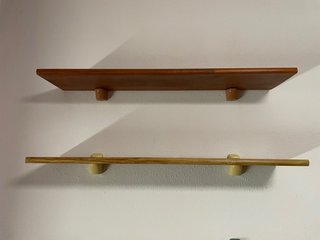 Armario, cajones, mesa, silla, y taburete rústicos