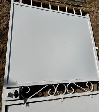 Puerta blanca de metal