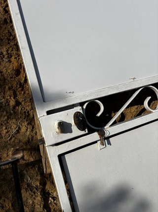 Puerta blanca de metal