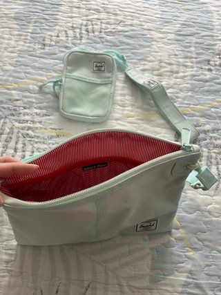 Bolso Herschel y neceser verde