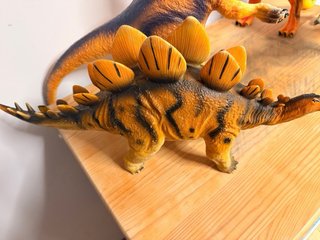 Dinosaurios de juguete T-Rex y otros