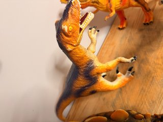 Dinosaurios de juguete T-Rex y otros