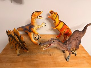 Dinosaurios de juguete T-Rex y otros