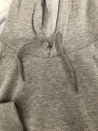 Sudadera con capucha gris