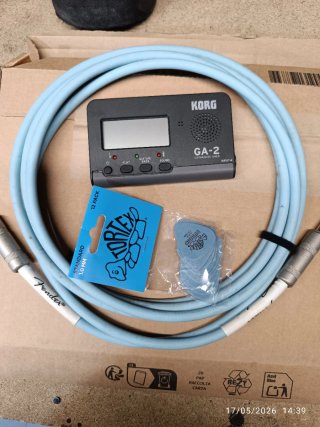 Cable Fender, Afinador Korg y Púas Dunlop