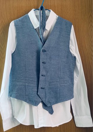 Traje blanco roto con chaleco y corbata azul T. 10