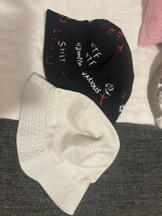 Gorros de playa negros y blancos