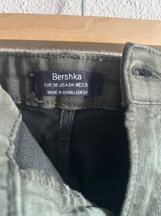 Pantalones vaqueros Bershka verdes con tachuelas