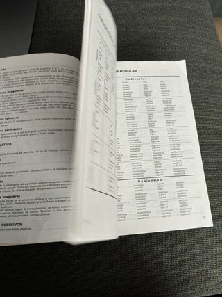 Diccionario bilingüe esencial: Latino-Español /...