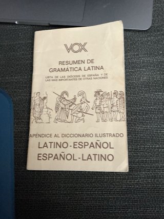 Diccionario bilingüe esencial: Latino-Español /...