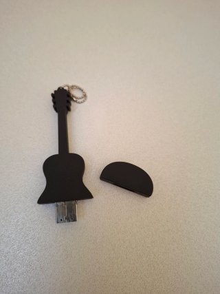 Chiavetta USB 4GB a forma di chitarra