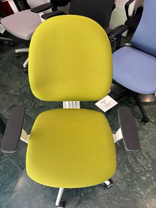 Silla de oficina ergonómica verde