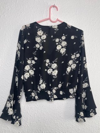 Blusa H&M floral negra y blanca Talla S