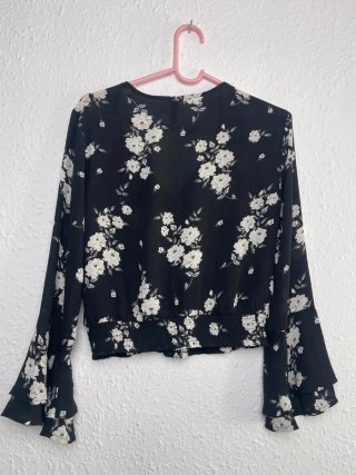 Blusa H&M floral negra y blanca Talla S
