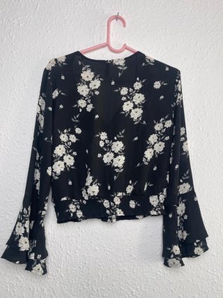 Blusa H&M floral negra y blanca Talla S