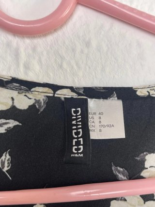 Blusa H&M floral negra y blanca Talla S