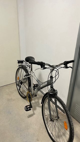 Bicicleta de paseo plateada
