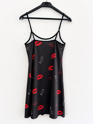 Vestido lencero negro con estampado de labios