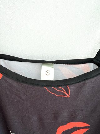 Vestido lencero negro con estampado de labios