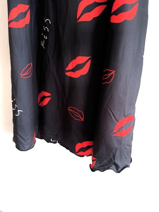Vestido lencero negro con estampado de labios