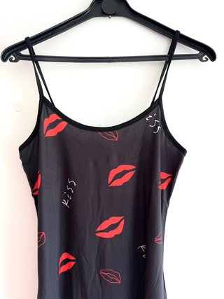 Vestido lencero negro con estampado de labios