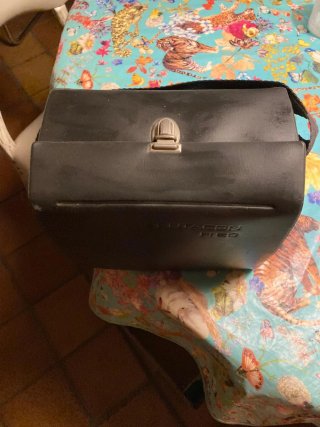 Proyector de diapositivas antiguo beige y negro