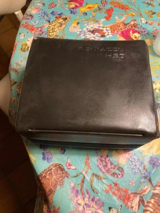Proyector de diapositivas antiguo beige y negro