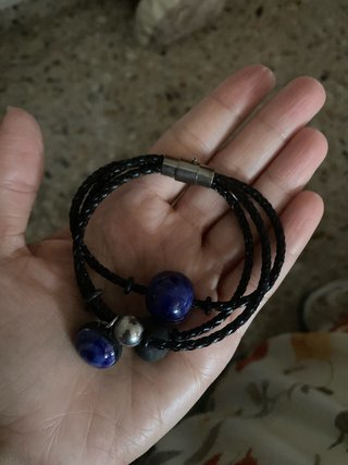 Pulsera trenzada negra con piedras azules