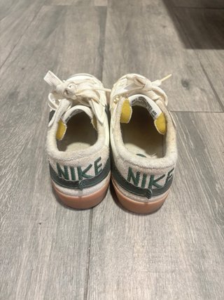 Zapatos blancos y marrones
