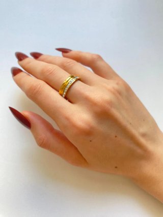 Anillo dorado con circonitas