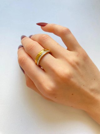 Anillo dorado con circonitas