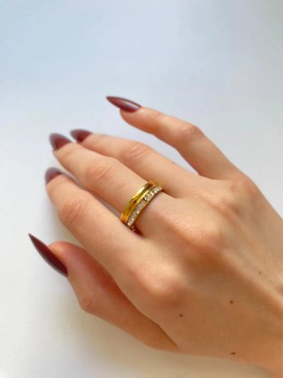 Anillo dorado con circonitas