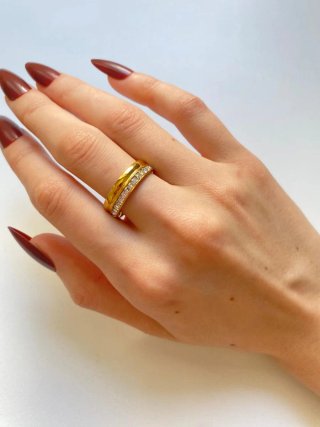 Anillo dorado con circonitas