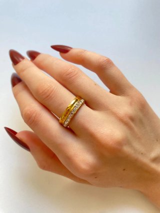 Anillo dorado con circonitas