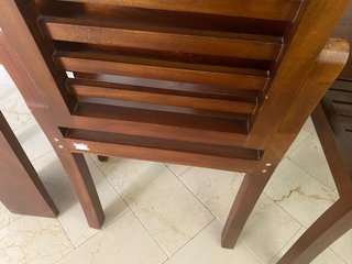 Mesa de comedor y 4 sillas madera