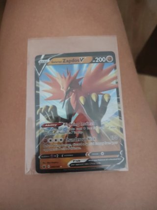 Carta Pokémon Galarian Zapdos V