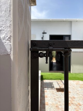 Puerta de hierro forjado