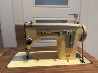 Máquina de coser Alfa con mueble