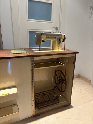 Máquina de coser Alfa con mueble