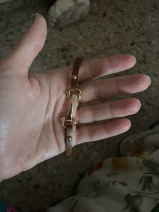 Pulsera de cuero con hebilla dorada