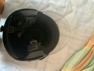 Casco de moto negro con visera