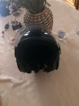 Casco de moto negro con visera